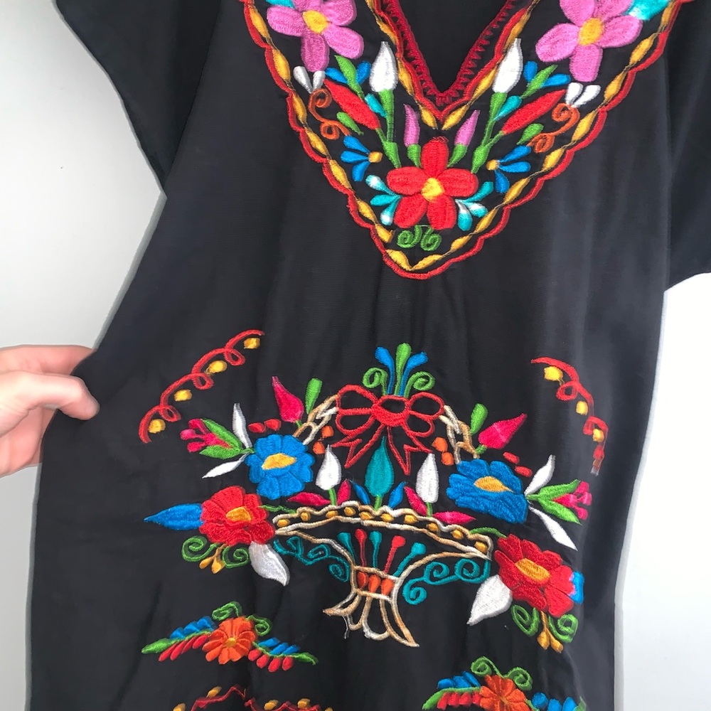 Black Embroidered Floral Tunic Top - Picture 3 of 4
